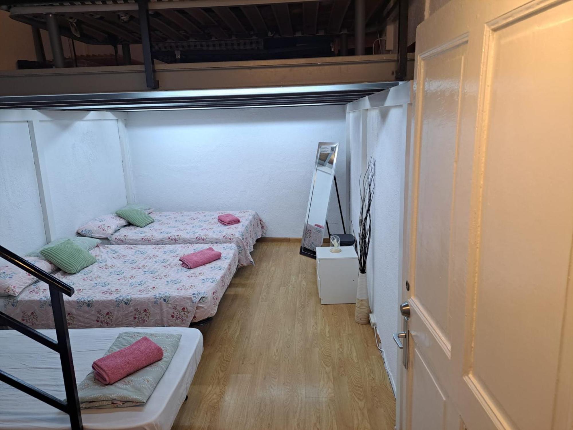 ברצלונה Habitacion Para Grupos Hasta 8 En Plena Rambla De Cataluna מראה חיצוני תמונה