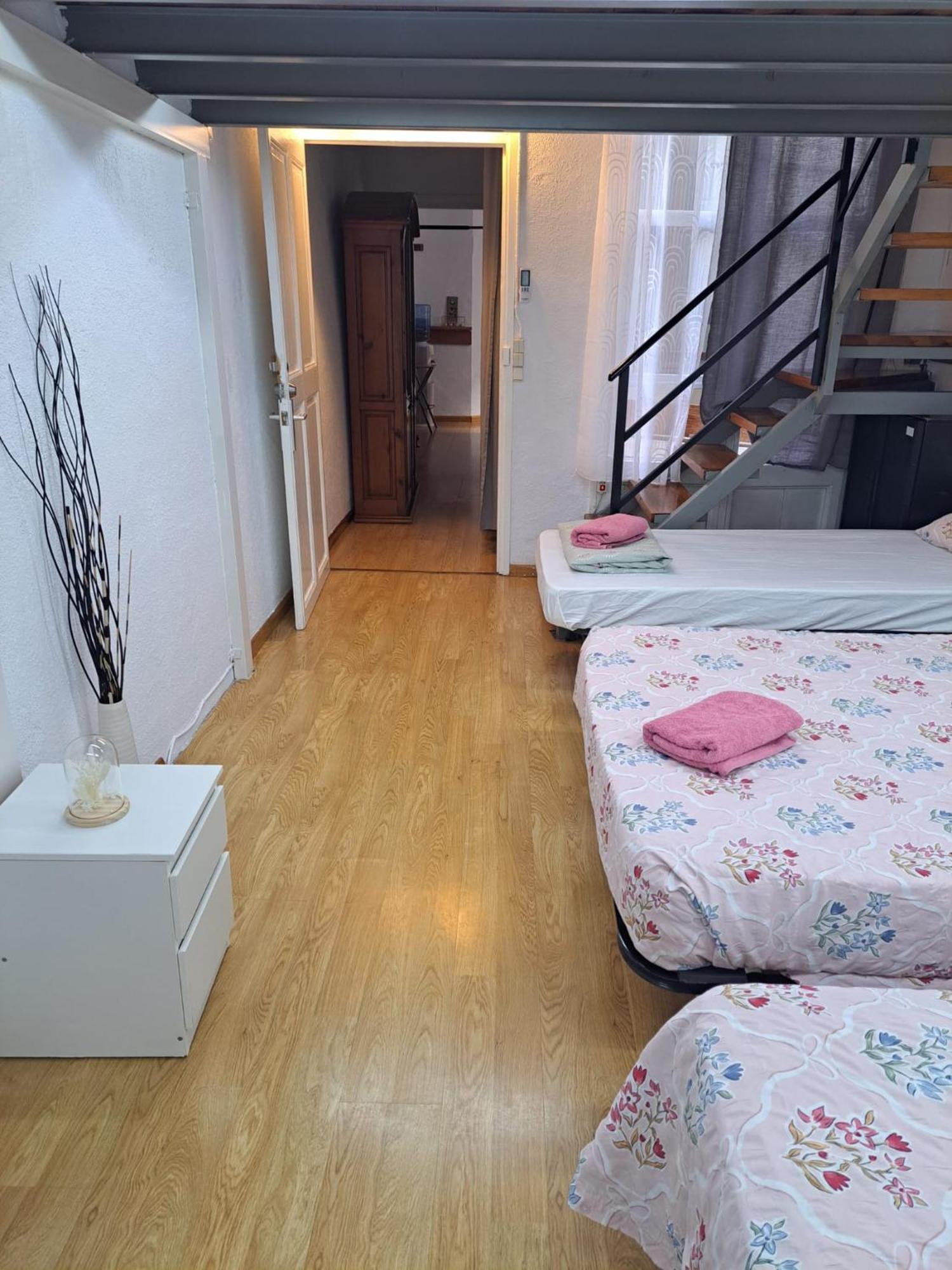 ברצלונה Habitacion Para Grupos Hasta 8 En Plena Rambla De Cataluna מראה חיצוני תמונה