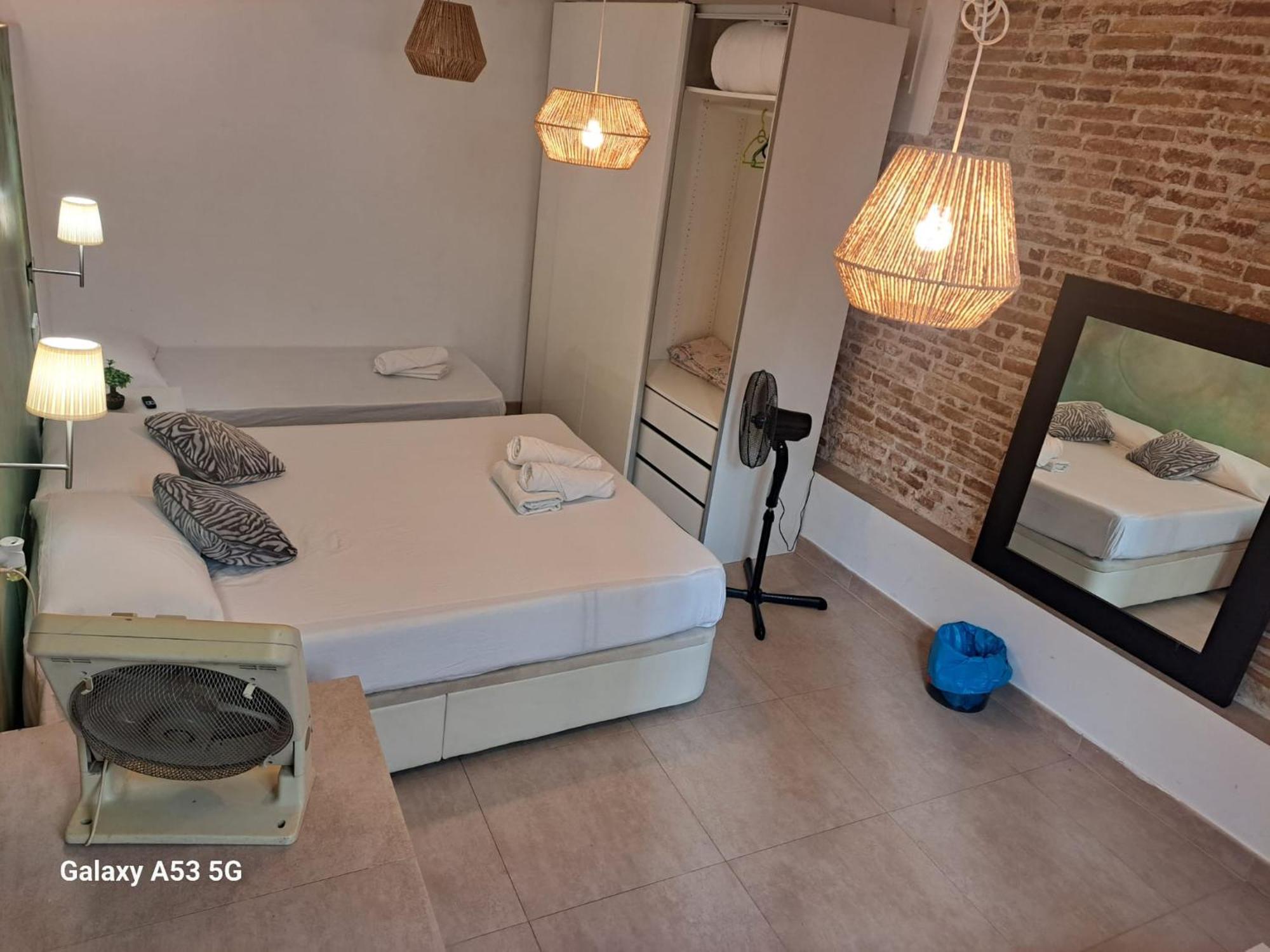 ברצלונה Habitacion Para Grupos Hasta 8 En Plena Rambla De Cataluna מראה חיצוני תמונה